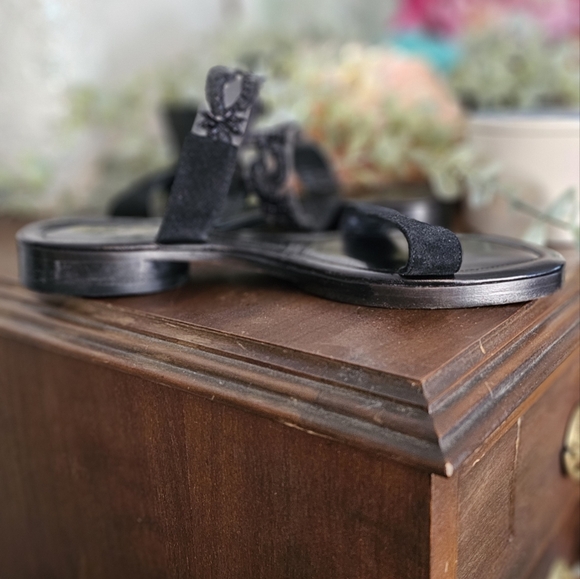 EUC Robert Clergerie 7.5NB black suede and beaded mesh low heeled sandals - Picture 4 of 8